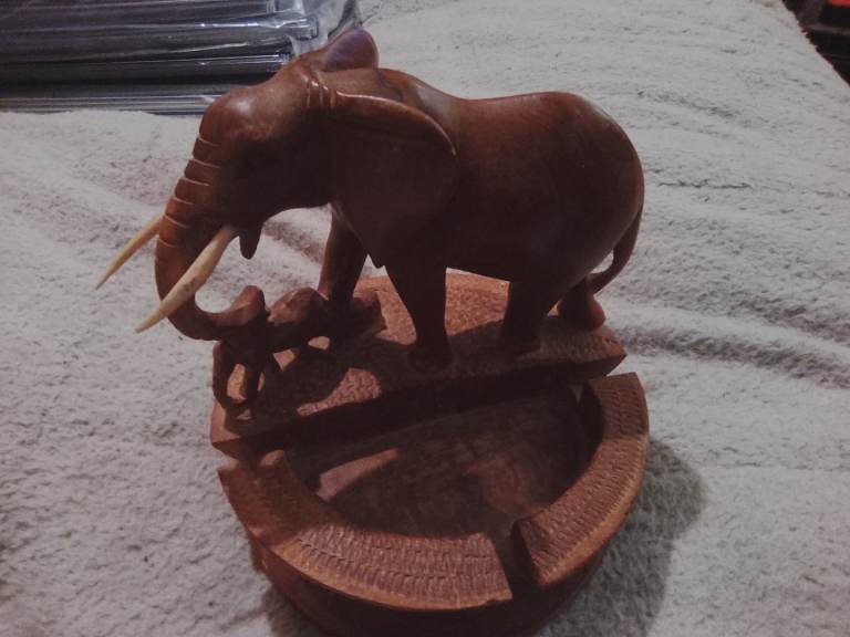 Lovely hand carved one piece wooden elephant ashtray in nice unused condition 