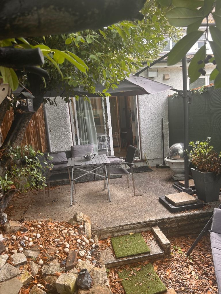 Epsom Studio Flat with Garden (near Ewell East & West Train Station)