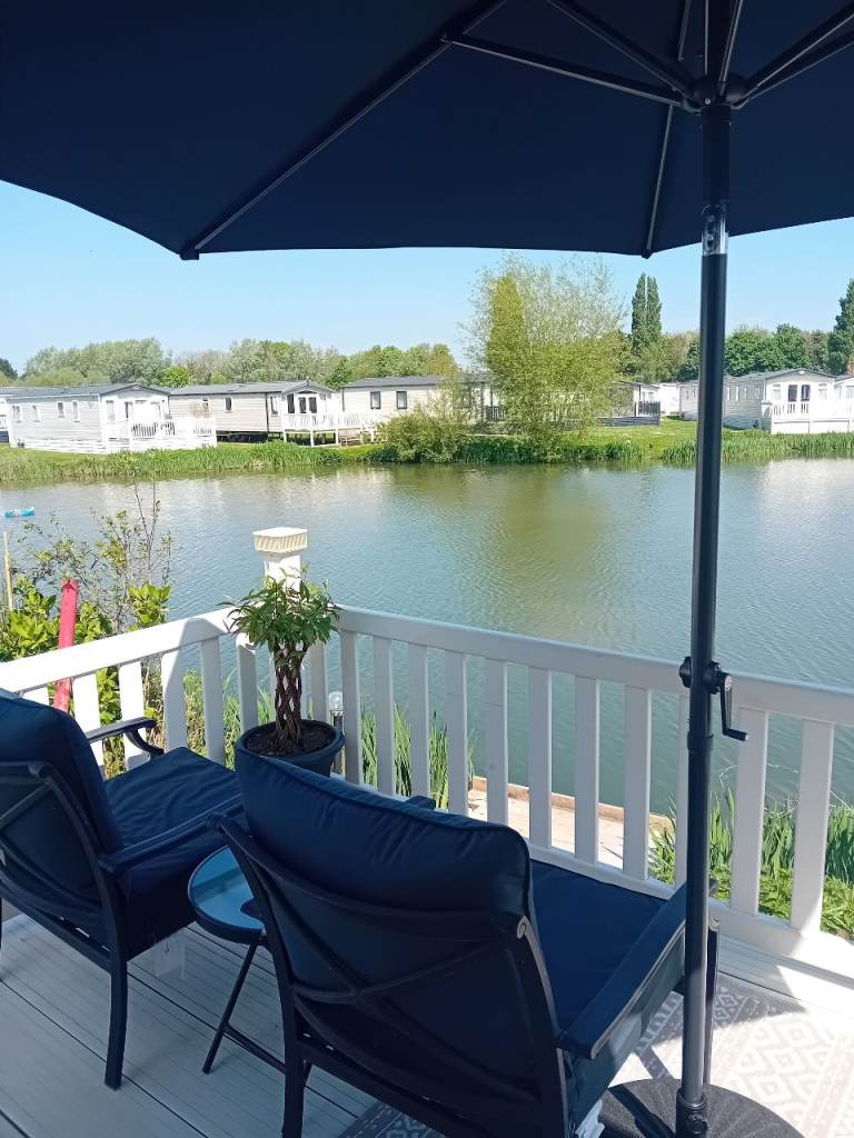 Hoburne Cotswold lakeside caravan £19,500 . 3 years on license 38ft x12ft SWIFT BORDEAUX
