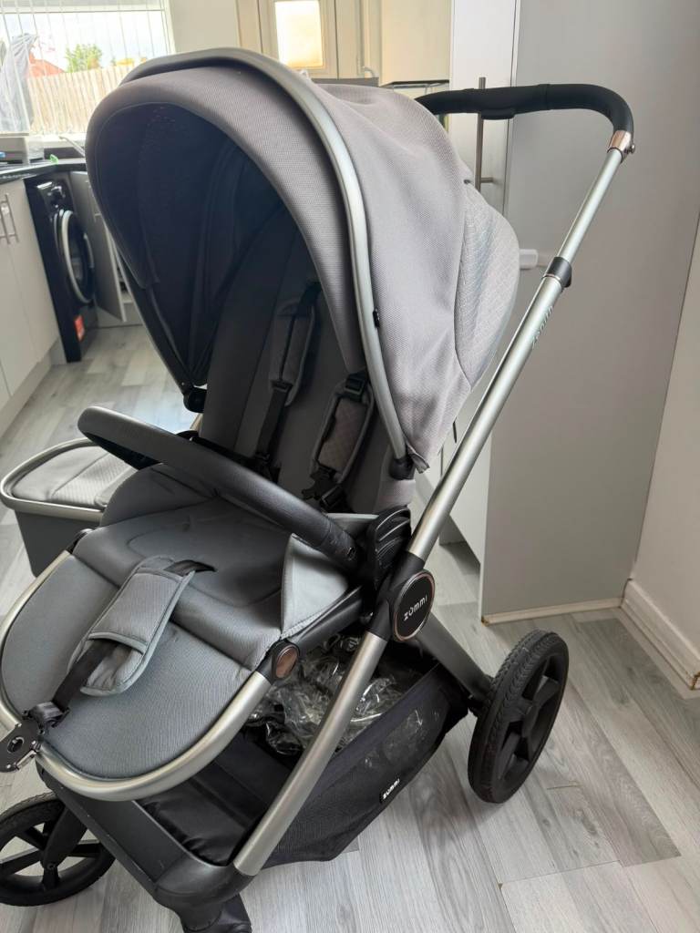 Zummi pushchair/pram travel system, from smoke/pet free home. Cannot disable delivery.