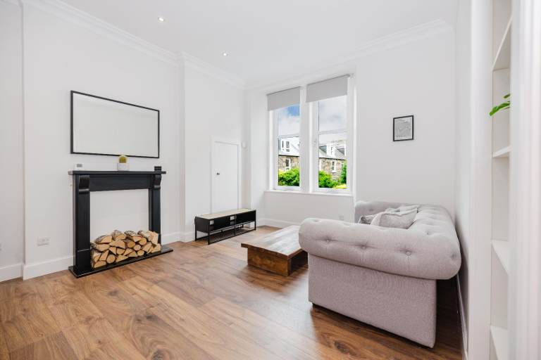 Stunning, 1 bedroom, 1st floor flat with box room, off Easter Road – available NOW