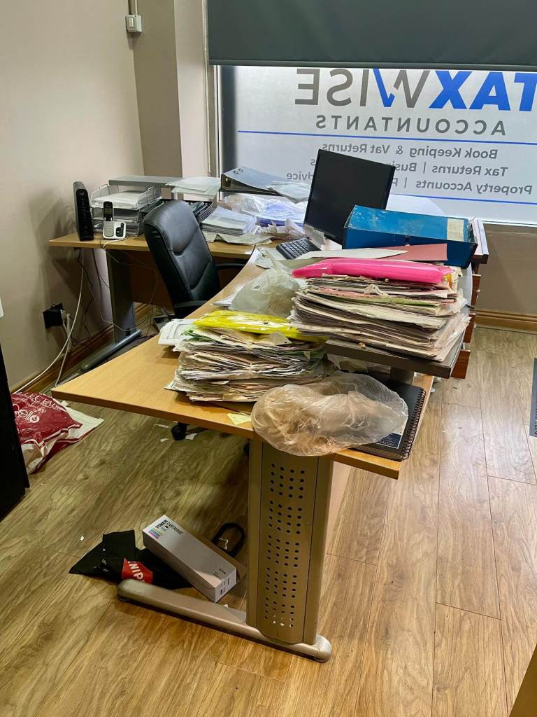 Reception Office Desk – L-Shaped / Corner Design – Sturdy & Spacious