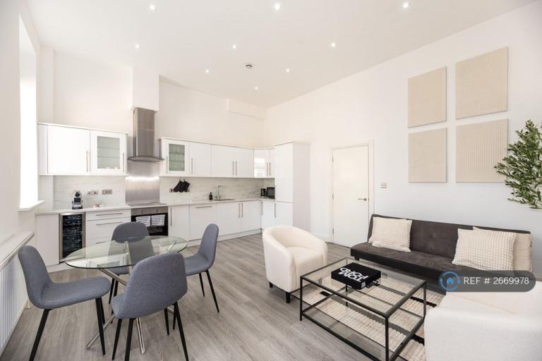 2 bedroom flat in Spa Road, London, SE16 (2 bed) (#2669978)