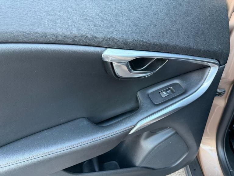 2015 Volvo V40 Cross Country 2.0 D4 Lux Nav Euro 6 (s/s) 5dr HATCHBACK Diesel Manual