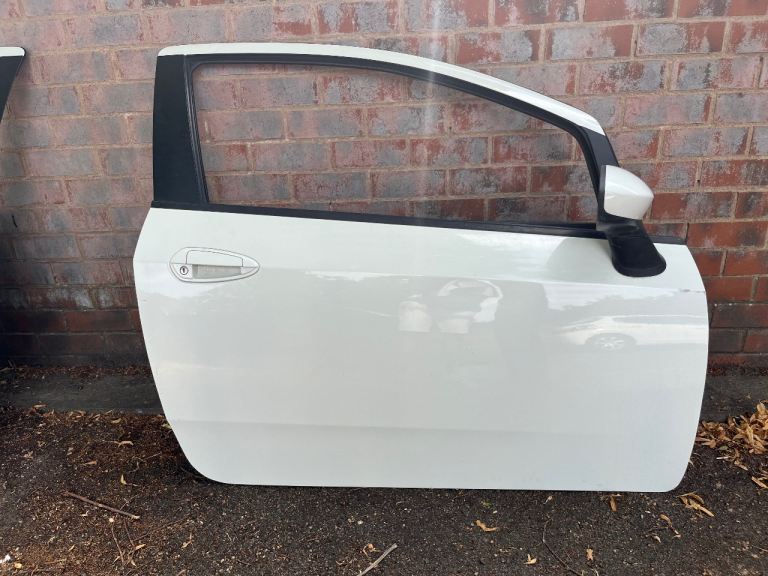 2014 Fiat punto passenger side door 