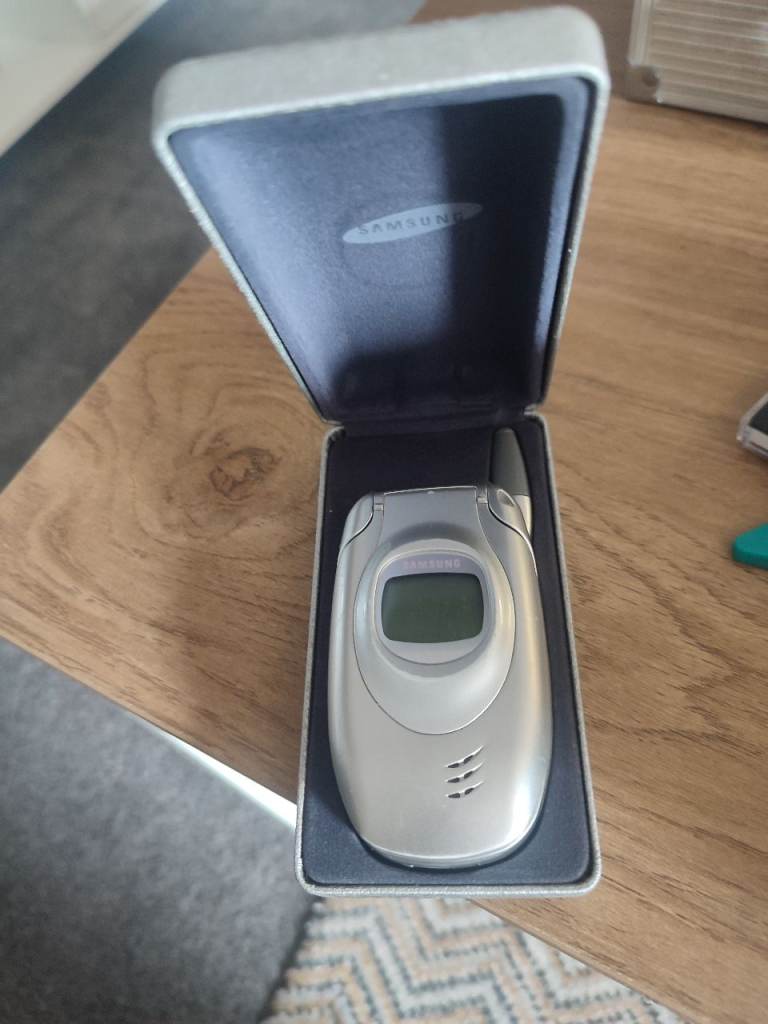 Retro 1990 Samsung t100 flip phone