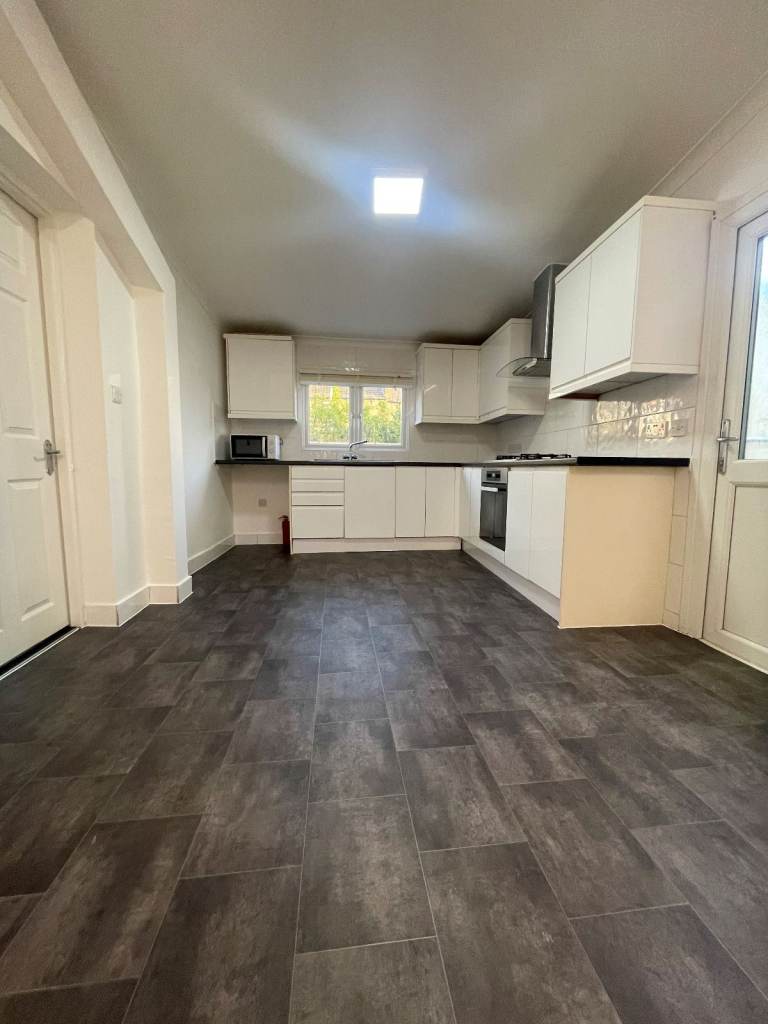 THE BEST (BRAND NEW) 3 BED GARDEN FLAT IN E10 LEYTON! 
