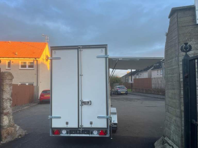 BRAND NEW TWIN AXLE CATERING TRAILER/ FOOD TRUCK/ BURGER VAN 2000KG