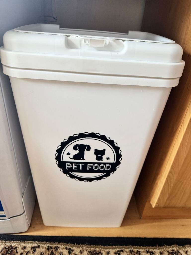Pet food container