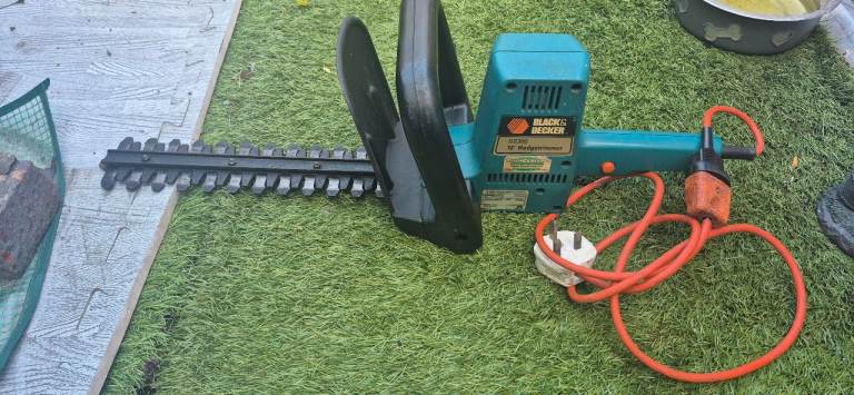 BLACK & DECKER GS300 12" Hedgetrimmer – Good Condition