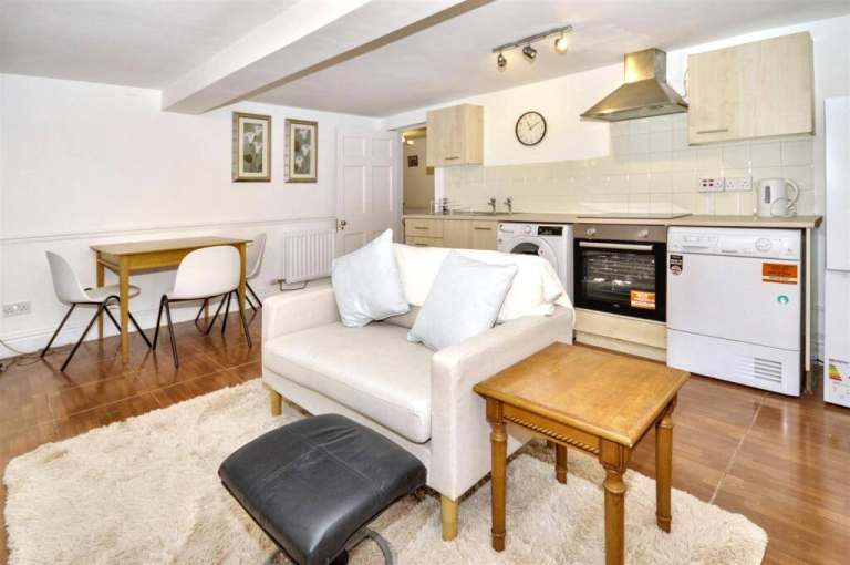 Immaculate Furnished Room near Town and Station