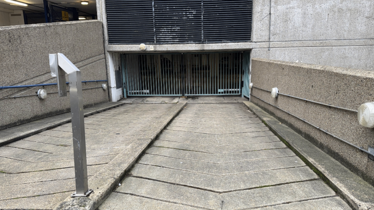 Garage / parking bay in secure and dry underground garage