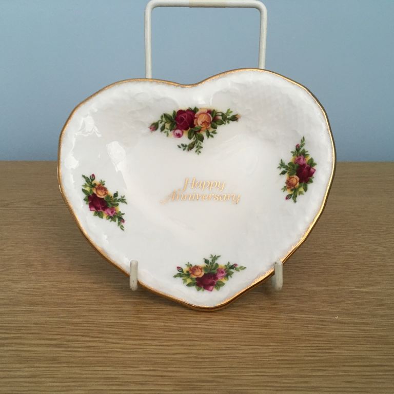 Royal Albert Old Country Roses heart-shaped Happy Anniversary trinket tray