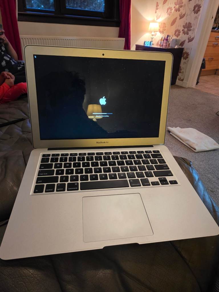 Apple MacBook Air 13" 2017 – 8GB RAM / 256GB SSD – Fully Reset