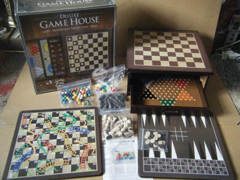 (DELUXE GAME HOUSE, MAHOGANY WOOD STYLE) 10 Games set. Excellent condition and complete in box.