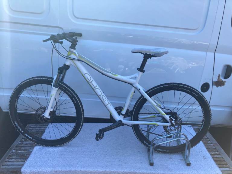 Ghost M2000 Miss Style Concept. 19" Frame. White Silver Yellow.