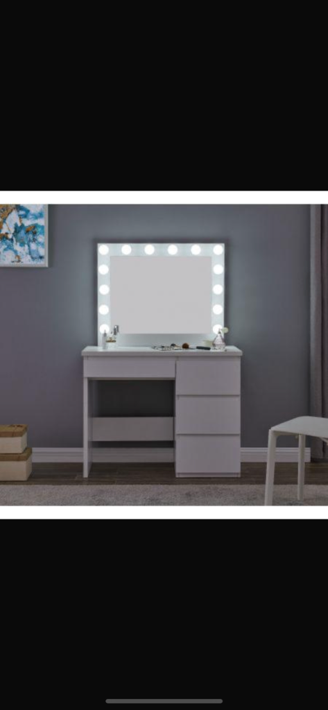 Hollywood mirror and make up desk