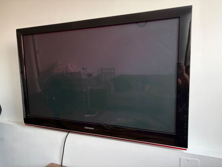Samsung Flat Screen TV - Black, Good Condition