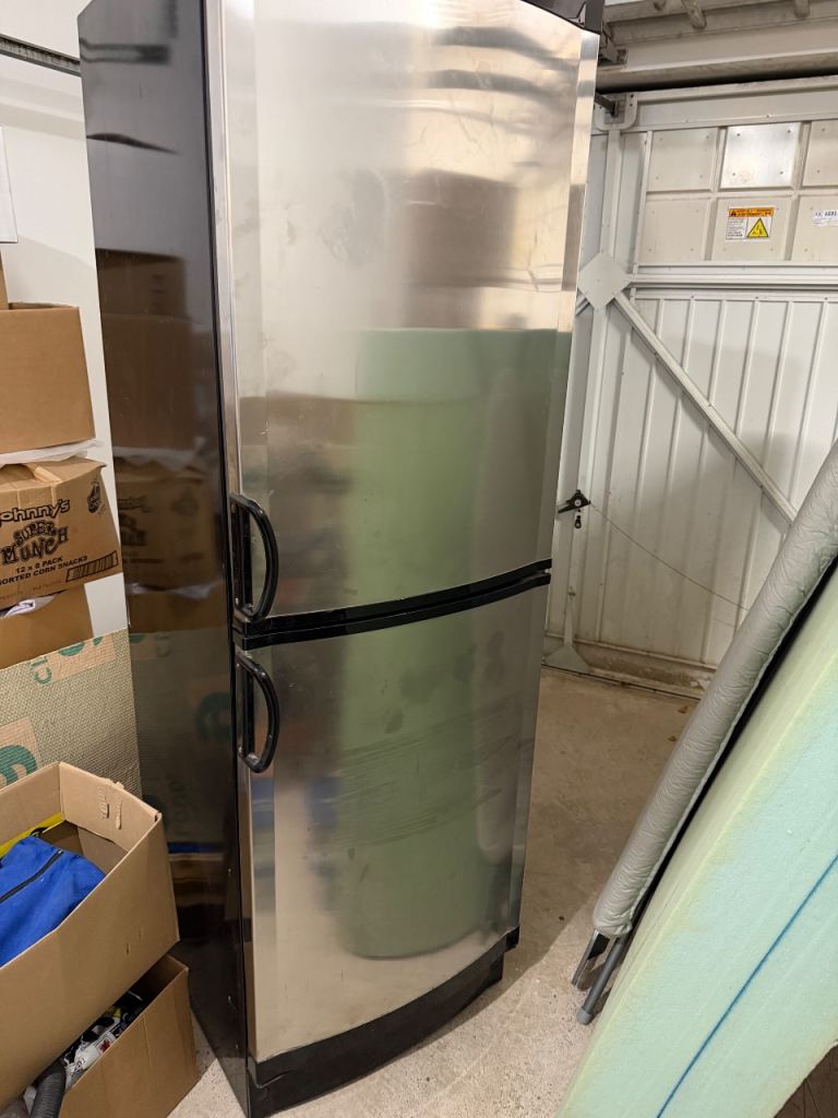 Fridge / freezer, free to uplift