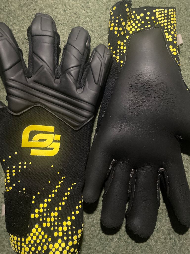 Goalkeeper gloves bought brand new don’t fit me cash only 