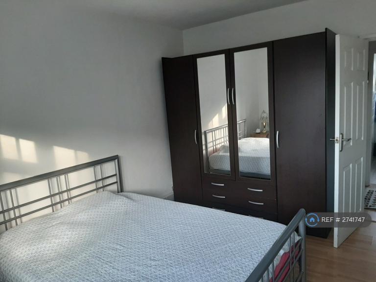 1 bedroom in Dabin Crescent, London, SE10 (#2741747)