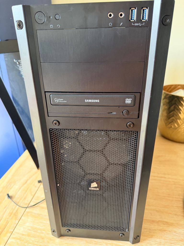 Corsair 330R Mid-Tower case with with fans and dvd drive