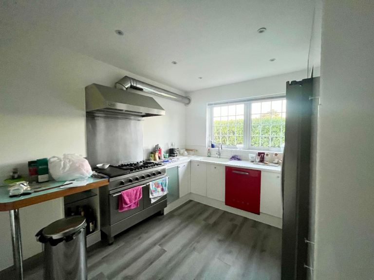 Rent 2 Double Rooms - close to Cuffley Station