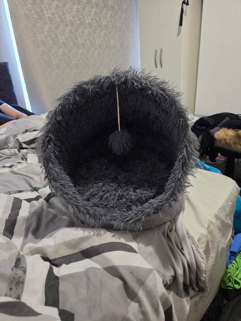 Cosy Grey Pet Bed / Cat Cave – Good Condition
