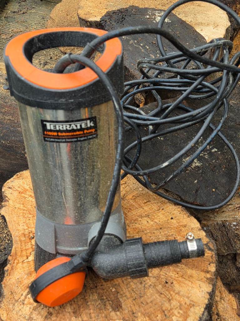 Submersible water pump