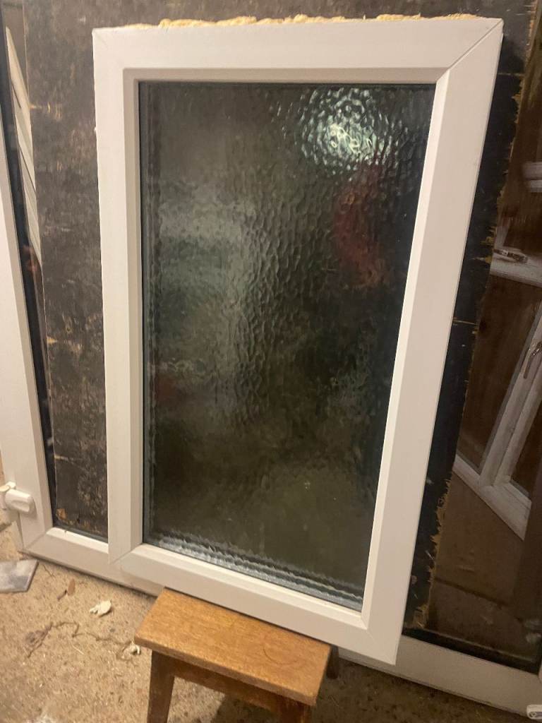H 95 x W 57 cm - SMALL UPVC DOUBLE GLAZED WINDOW - OBSCURE GLASS - GOOD CONDITION (REF: SJ472)