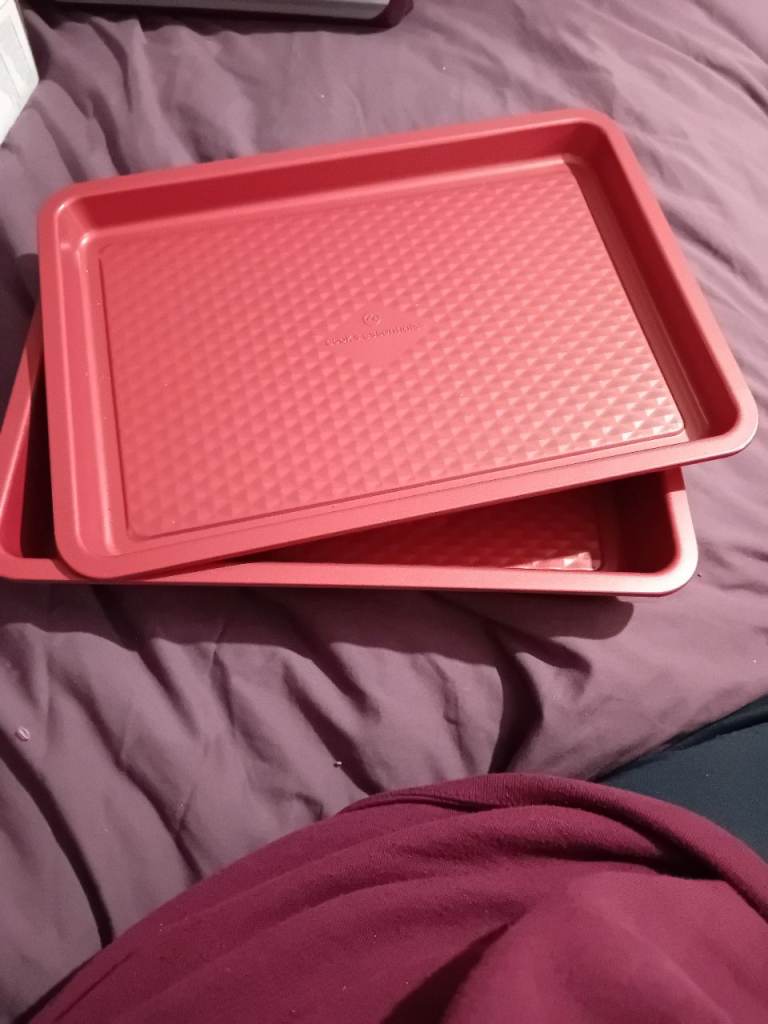 2 cooking trays