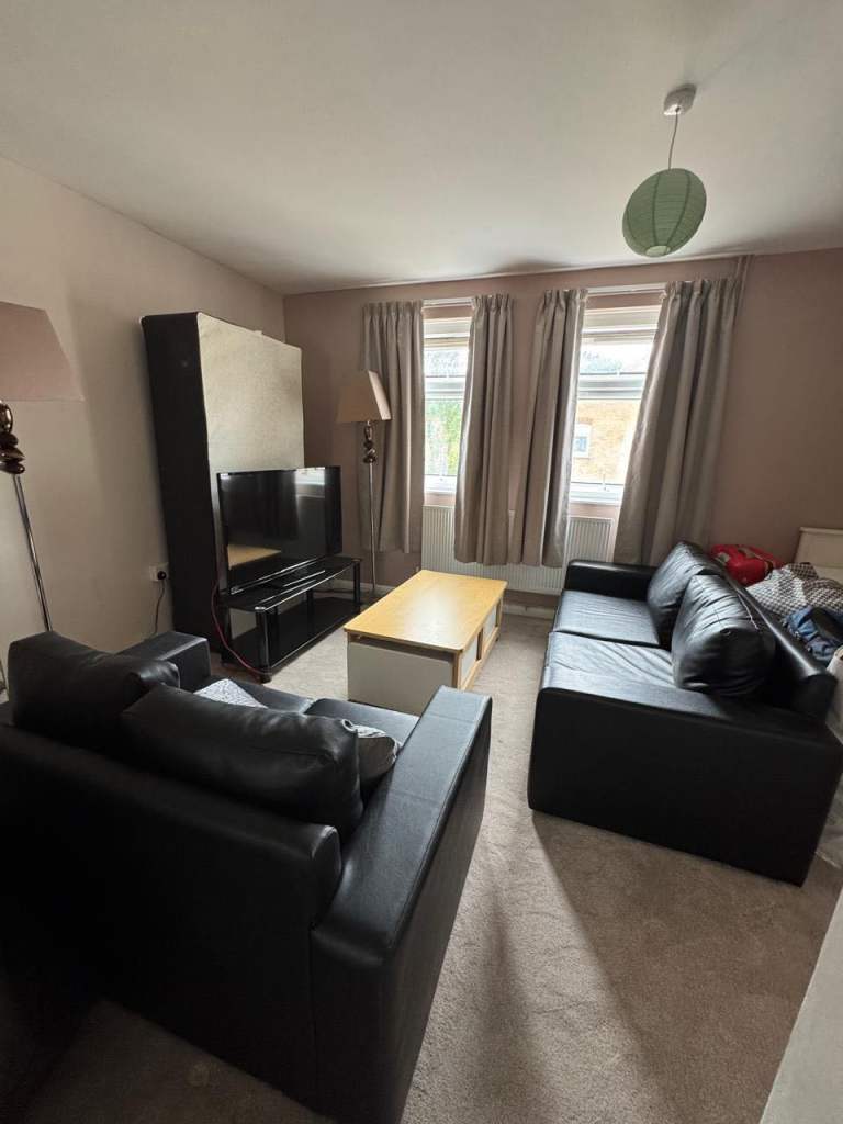 🏡 1 Furnished large Room Available – CB4 Bedroom/living room