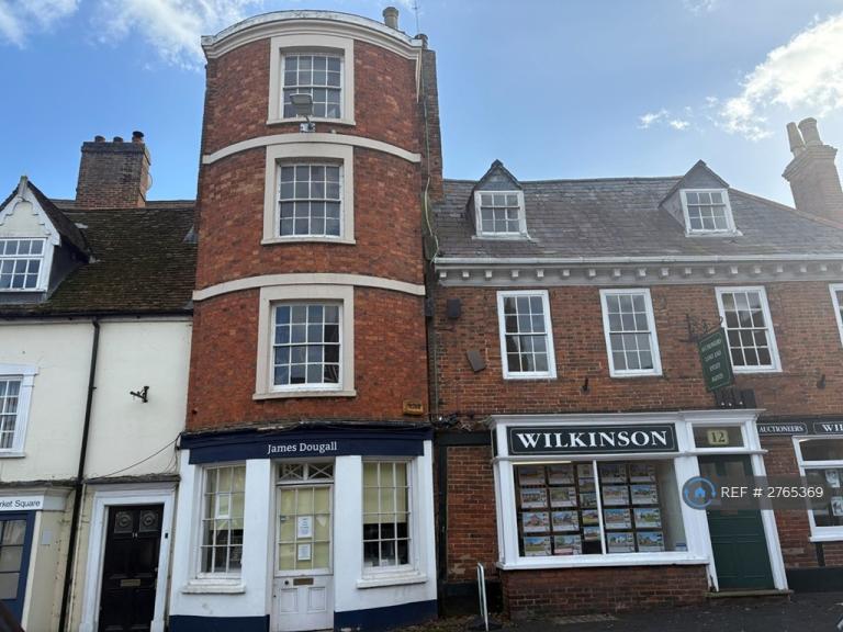 1 bedroom flat in Market Square, Winslow, Buckingham, MK18 (1 bed) (#2765369)