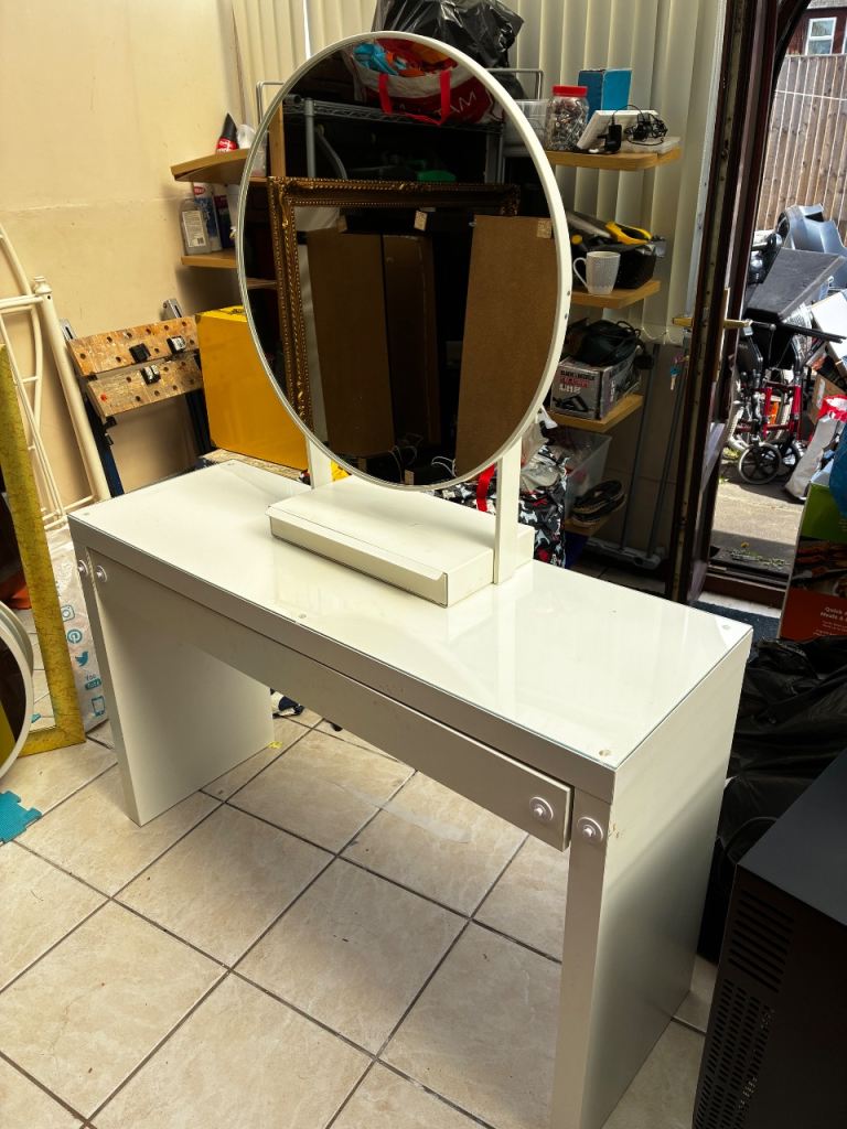 Dressing table with mirror 