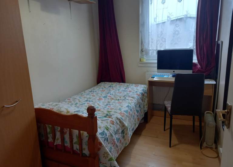 Single Room  in a Family House To Let, Bethnal Green