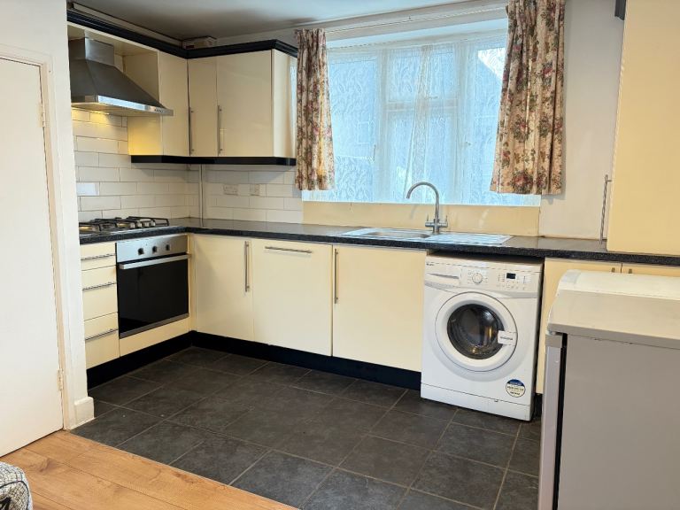 Converted Own Entrance 1 Bed Flat Shower Store Open Kitchen Dining Sitting VeryNearTubeBusShops