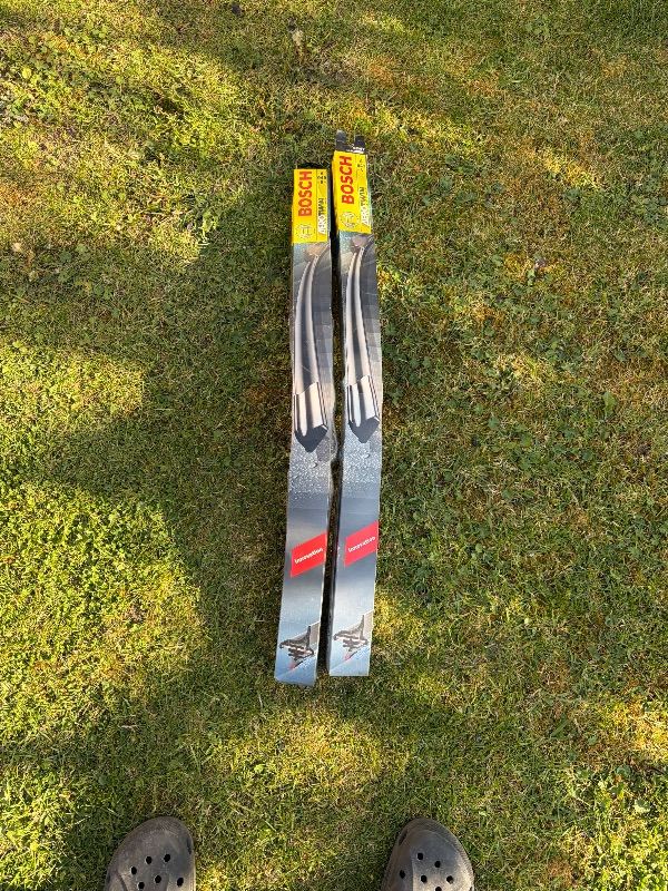 BARGAIN! 2 x brand new unused Bosch wiper blade set front  