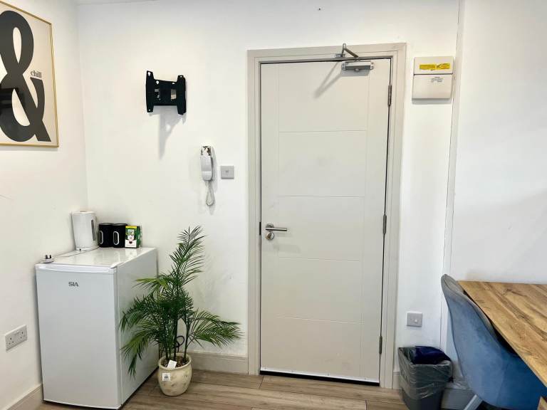Stylish Studio Room w/ Shared Kitchen – All Bills Included! (Elm Grove, SM1)