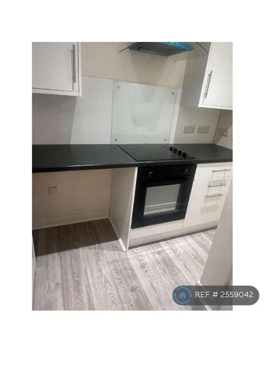 2 bedroom flat in Station Road, Kettering, NN15 (2 bed) (#2559042)