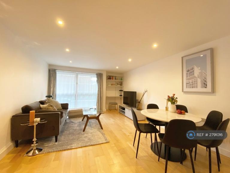 1 bedroom flat in Vauxhall Bridge Road, London, SW1V (1 bed) (#2791016)