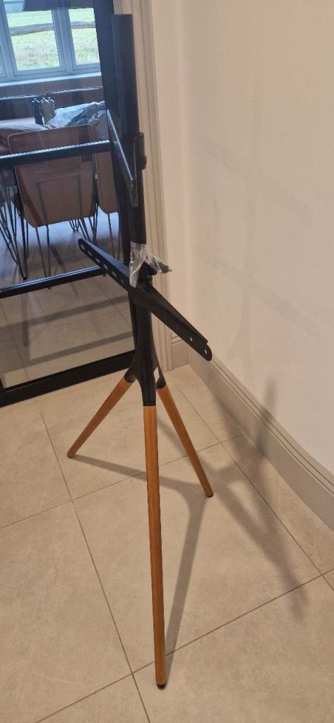 SANDSTROM Chevalet TV Stand SCHEV19