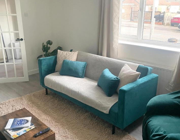 Business & Family Friendly 6 Bed stay - Free Parking - Fast WiFi - London & Essex Link