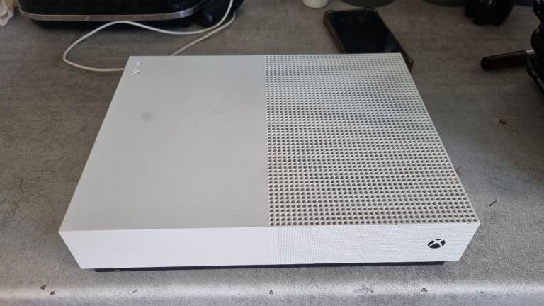 Xbox one s fully working needs control pad 1tb hdd £40