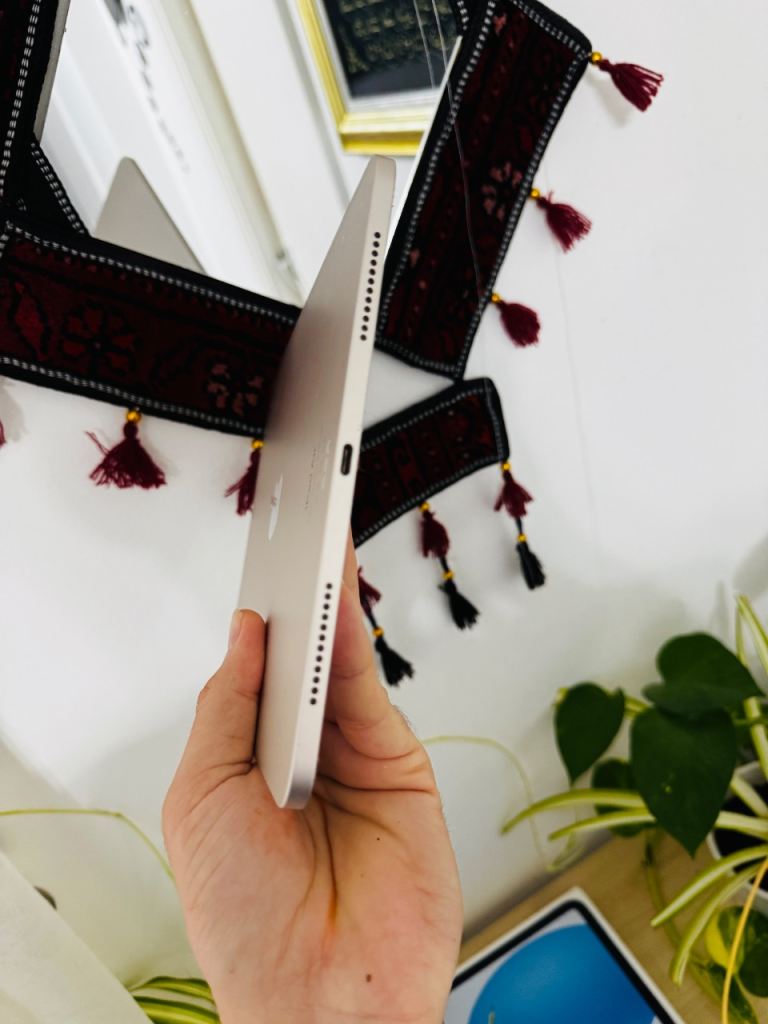 Apple iPad Air 5th Generation Brilliant Condition 