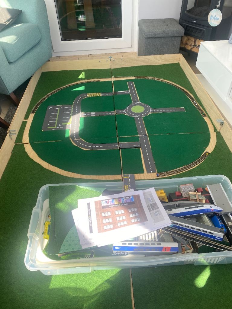 FOLDABLE MODEL RAILWAY  WITH BIG BOX OF ACCESSORIES INCLUDING HORNBY TGV TRAIN
