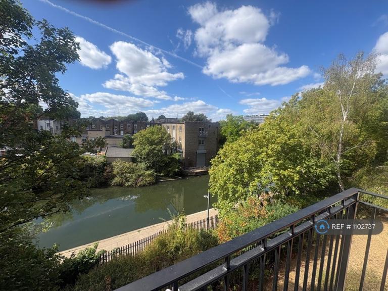2 bedroom flat in Reachview Close, London, NW1 (2 bed) (#1102737)
