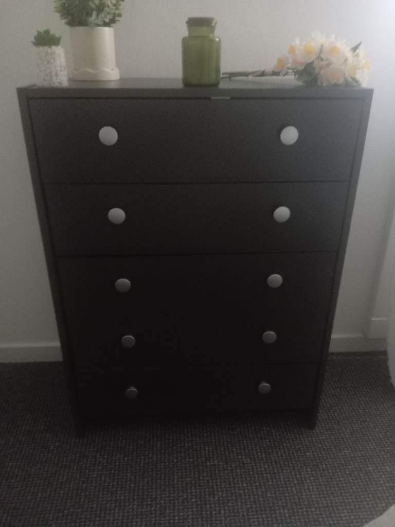 Chest of drawers 