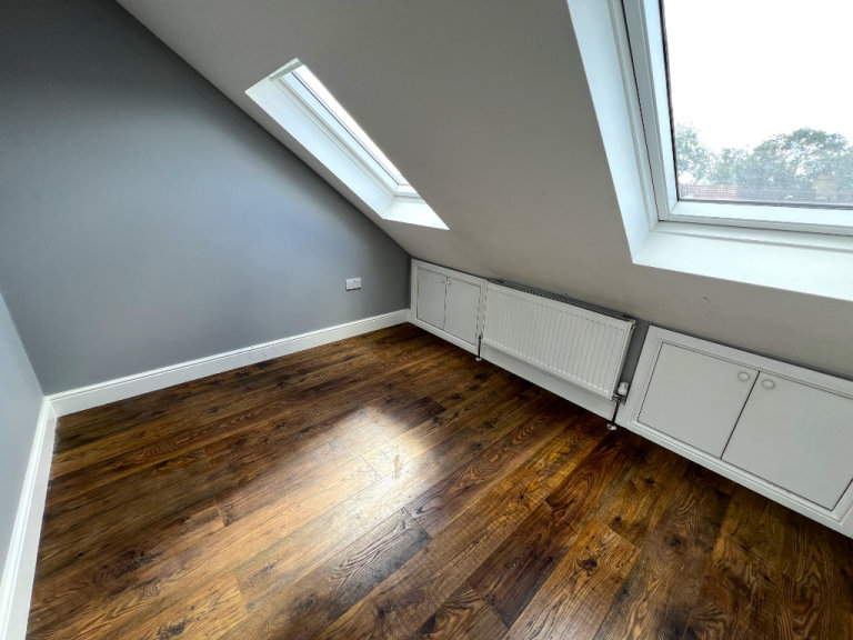 Excellent 6 bedrooms House with converted conservatory of one bedroom flat near Redbridge Station 