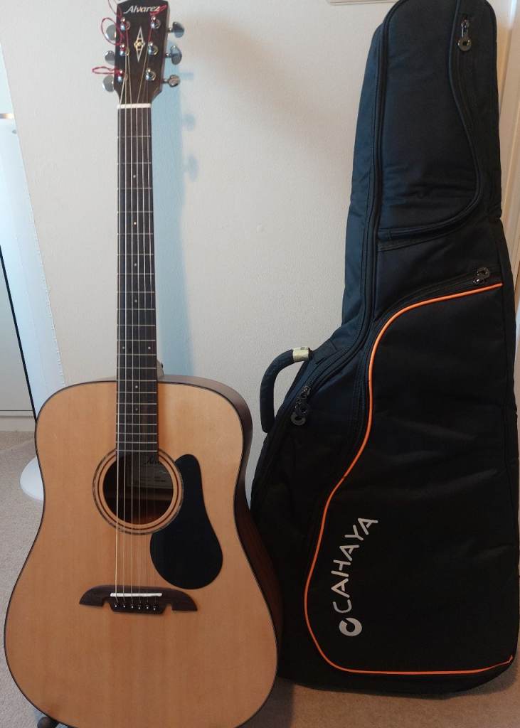 Alvarez AD30 with Transducer pickup and Gigbag 
