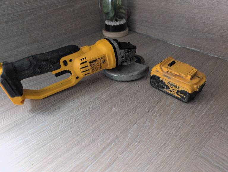 DeWalt Angle Grinder with 18V 5.0Ah Battery – Good Condition